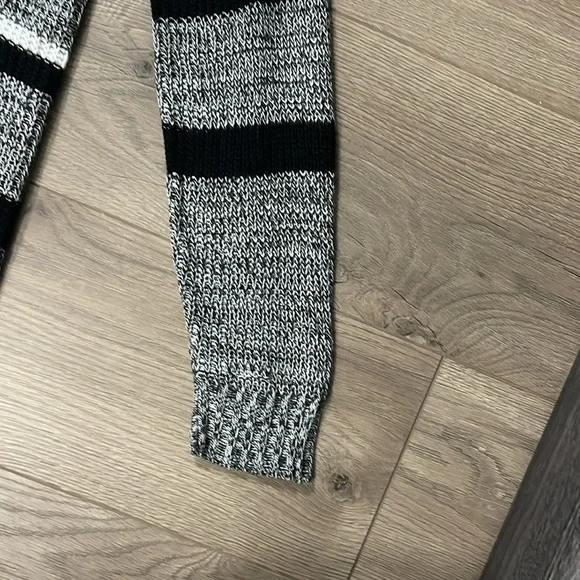 Zumiez Women's grey white black sleeved cardigan , Size L - Picture 2 of 6